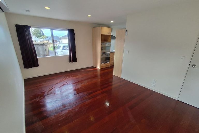 Photo of property in 8 Durham Street, Te Atatu Peninsula, Auckland, 0610