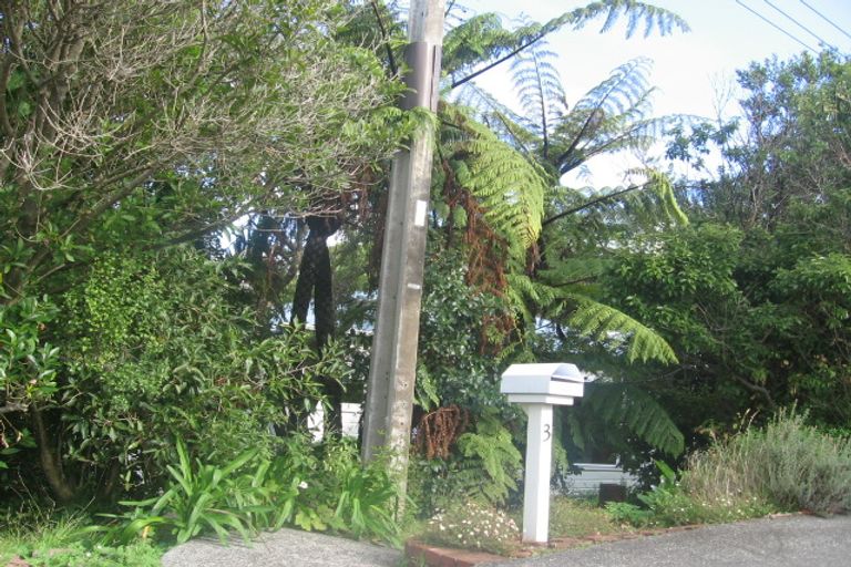 Photo of property in 3 Pekanga Road, Normandale, Lower Hutt, 5010