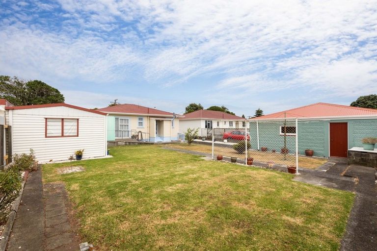Photo of property in 84 Broadway, Waitara, 4320