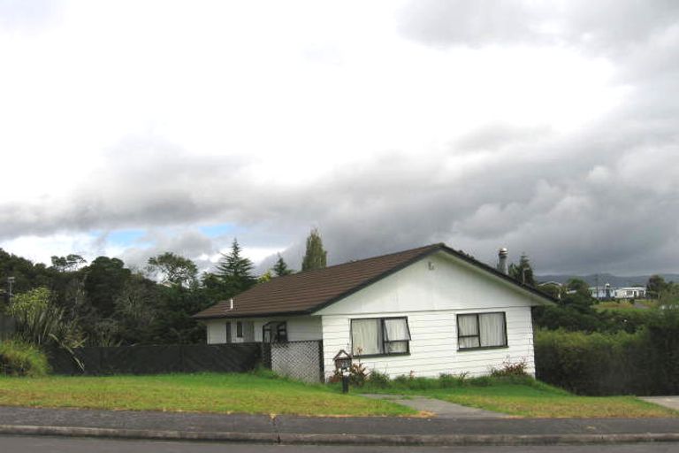 Photo of property in 12 Sungrove Rise, Sunnyvale, Auckland, 0612