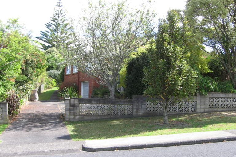 Photo of property in 77 La Rosa Street, Green Bay, Auckland, 0604