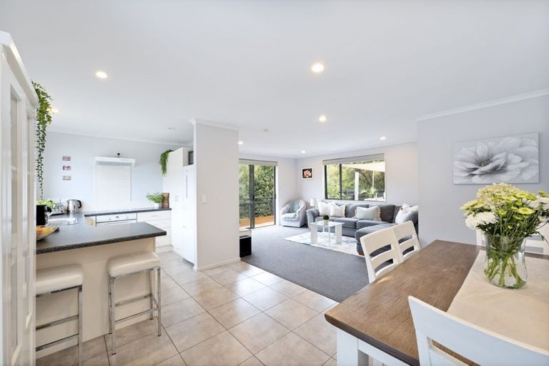 Photo of property in 21 Misty Valley Drive, Henderson, Auckland, 0612