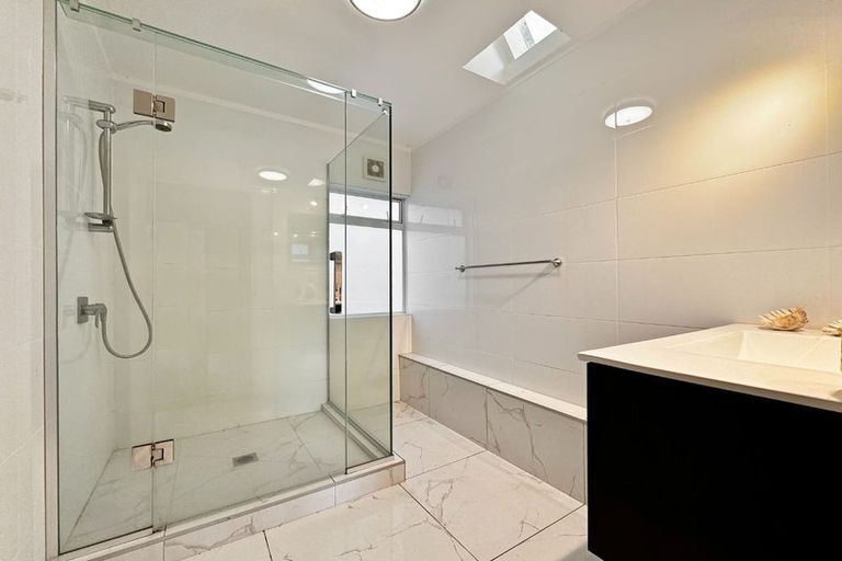 Photo of property in 1/20a Hauraki Road, Hauraki, Auckland, 0622