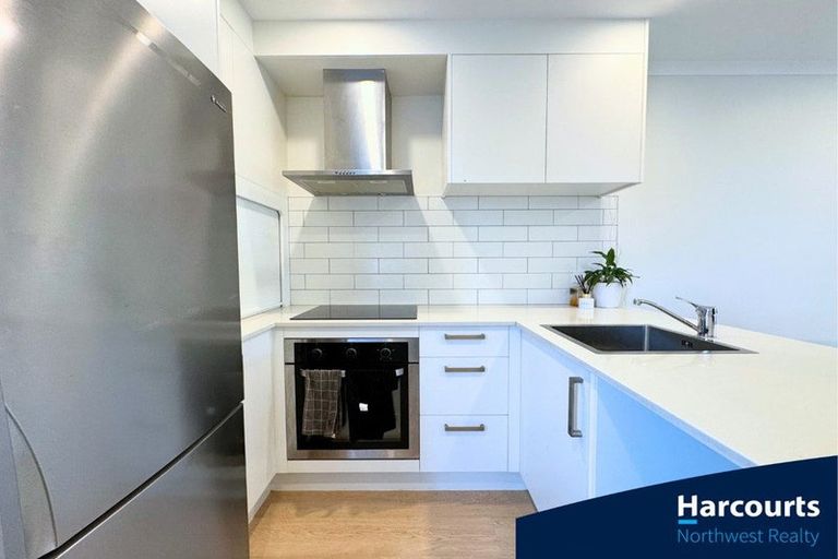 Photo of property in 8 Wharara Lane, Massey, Auckland, 0614