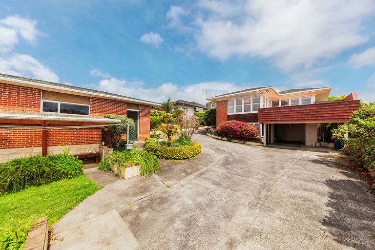 Photo of property in 4301 Great North Road, Glendene, Auckland, 0602
