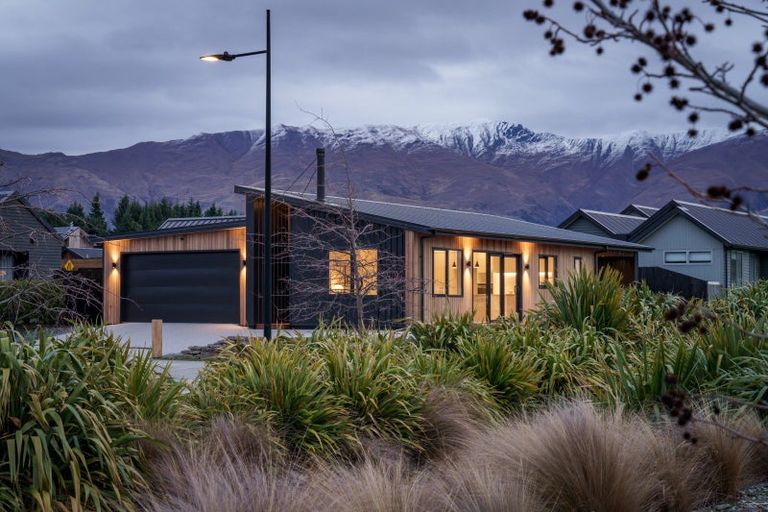 Photo of property in 3 Mount Prospect Lane, Wanaka, 9305