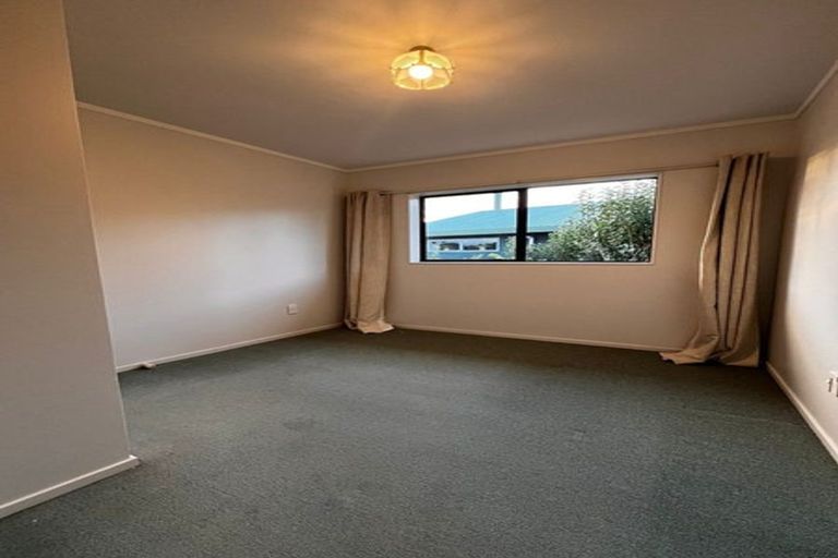 Photo of property in 3/4144 Great North Road, Glendene, Auckland, 0602