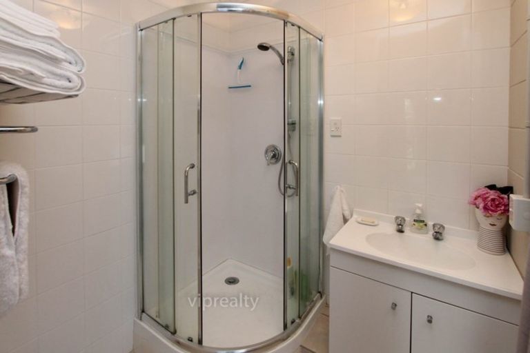 Photo of property in 2 Leo Place, Kawaha Point, Rotorua, 3010