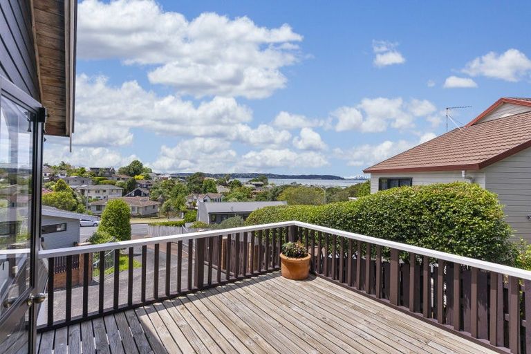 Photo of property in 33 Marina View Drive, West Harbour, Auckland, 0618