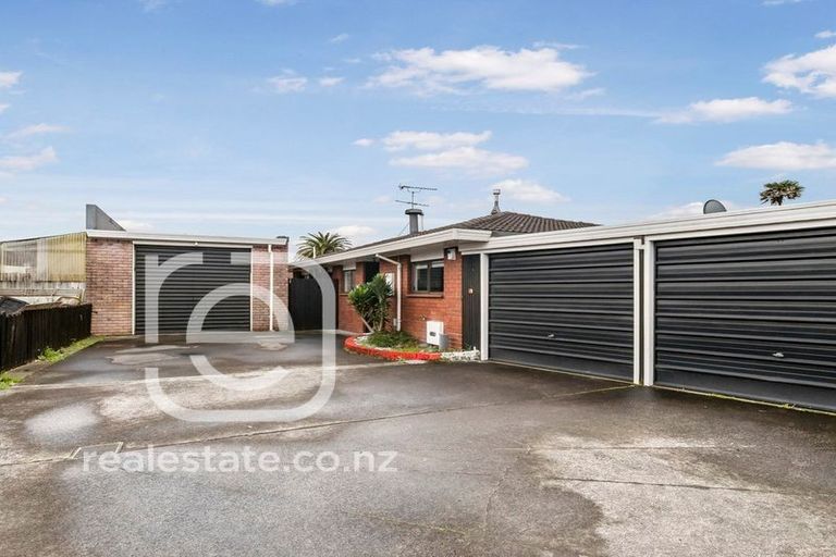 Photo of property in 2/10 Tulloch Place, Conifer Grove, Takanini, 2112