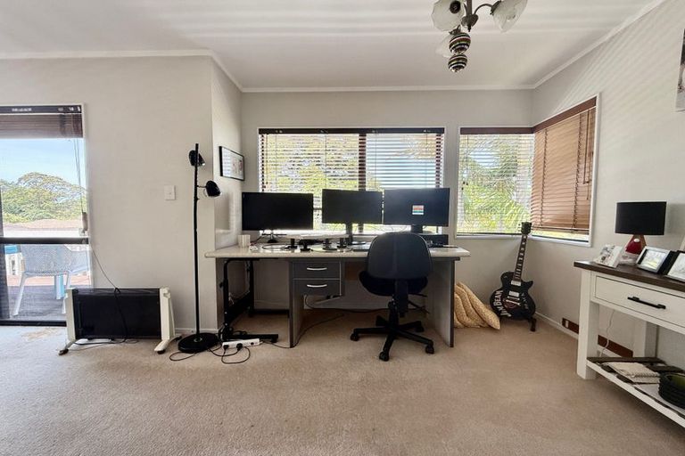 Photo of property in 1/8 Ronald Macken Place, Windsor Park, Auckland, 0632