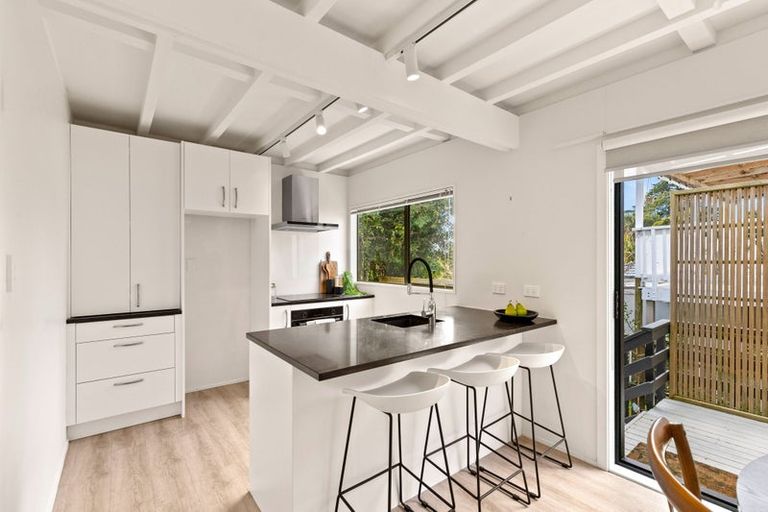 Photo of property in 2/105 Carlisle Road, Torbay, Auckland, 0632