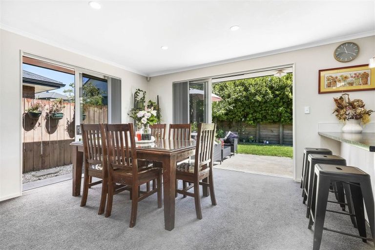 Photo of property in 64 Farnborough Drive, Grandview Heights, Hamilton, 3200