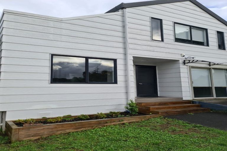 Photo of property in 2/523 Glenfield Road, Glenfield, Auckland, 0629