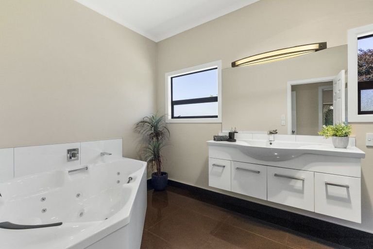 Photo of property in 92 Govett Avenue, Frankleigh Park, New Plymouth, 4310