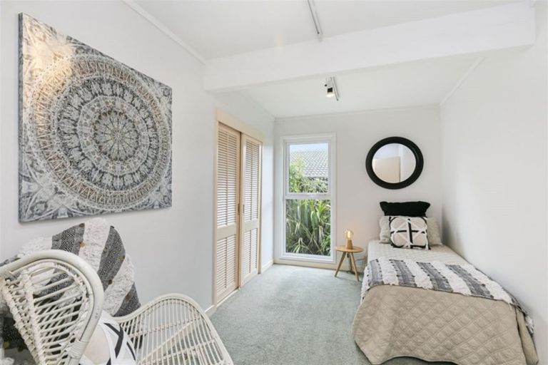 Photo of property in 1 Lanark Way, Northland, Wellington, 6012