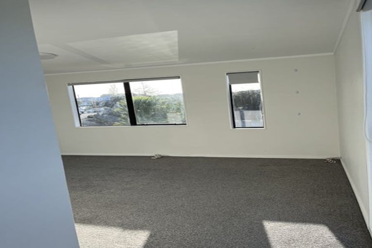 Photo of property in 2/523 Glenfield Road, Glenfield, Auckland, 0629