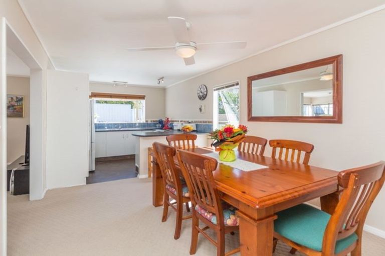 Photo of property in 2/6 Sandgate Avenue, Botany Downs, Auckland, 2010