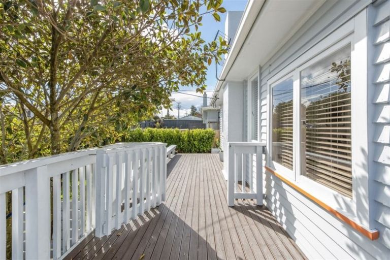 Photo of property in 24 Sylvan Crescent, Te Atatu South, Auckland, 0610