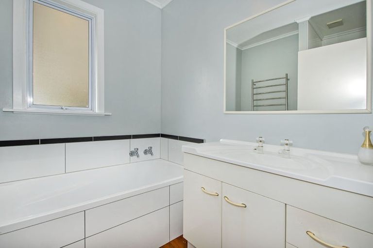 Photo of property in 2 Memorial Drive, Parahaki, Whangarei, 0112