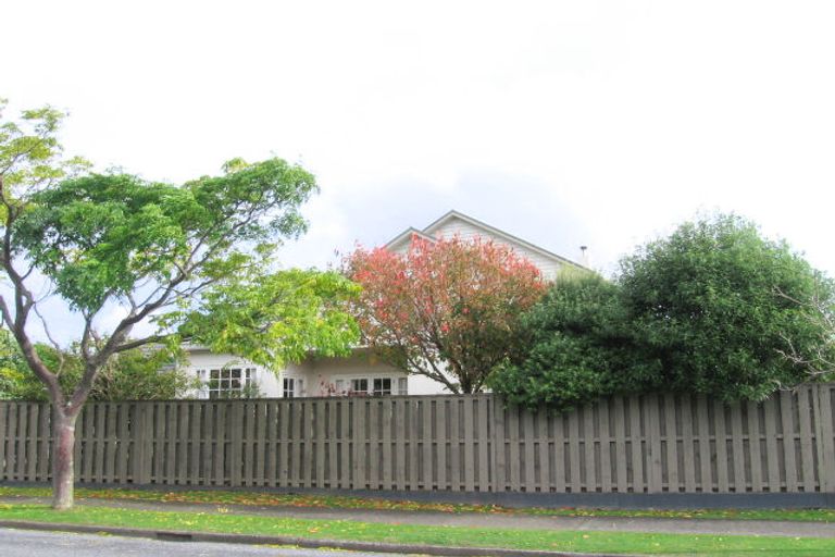 Photo of property in 6 Rosebank Grove, Waikanae, 5036