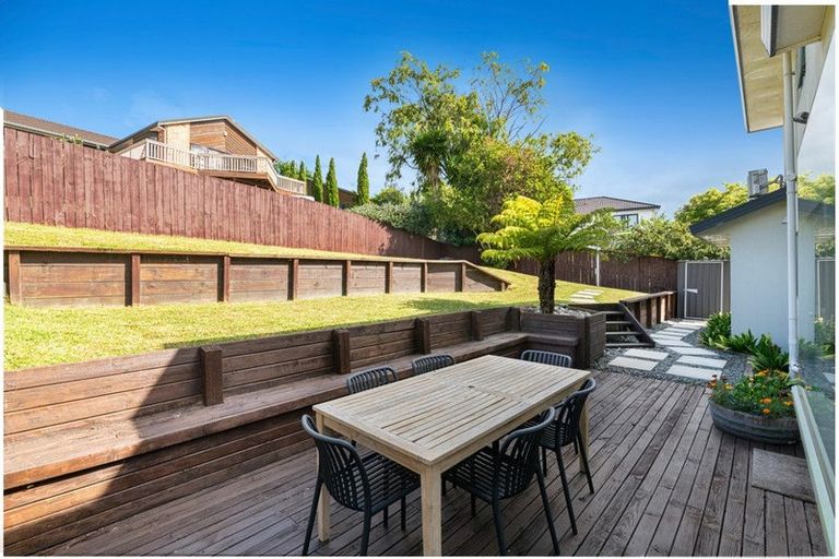 Photo of property in 24 Goldfinch Rise, Unsworth Heights, Auckland, 0632