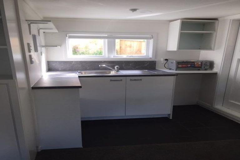 Photo of property in 1/1 Deuxberry Avenue, Northcote, Auckland, 0627