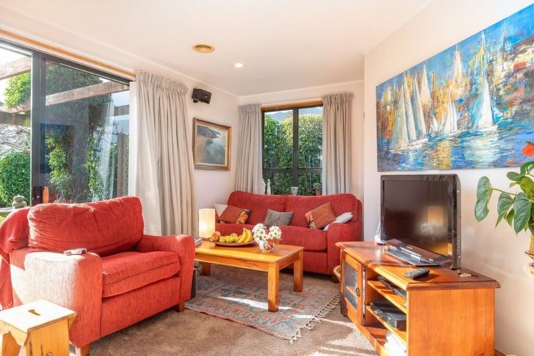 Photo of property in 16 Runanga Grove, Waikanae, 5036