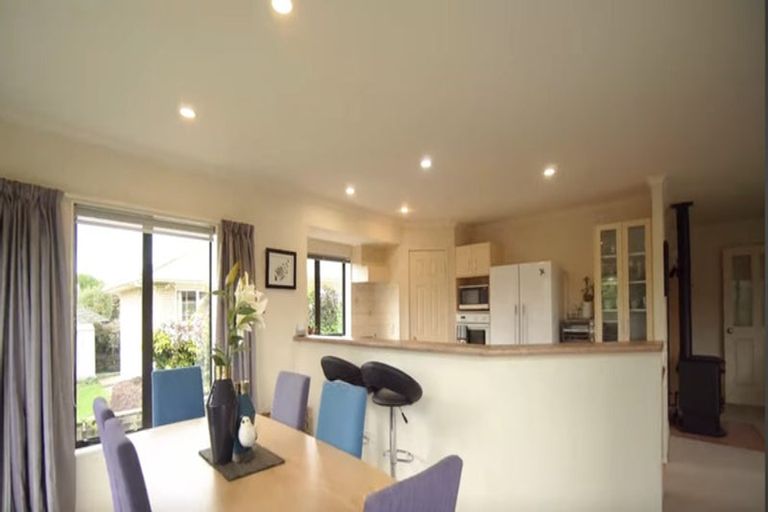 Photo of property in 143 Summerhill Drive, Fitzherbert, Palmerston North, 4410