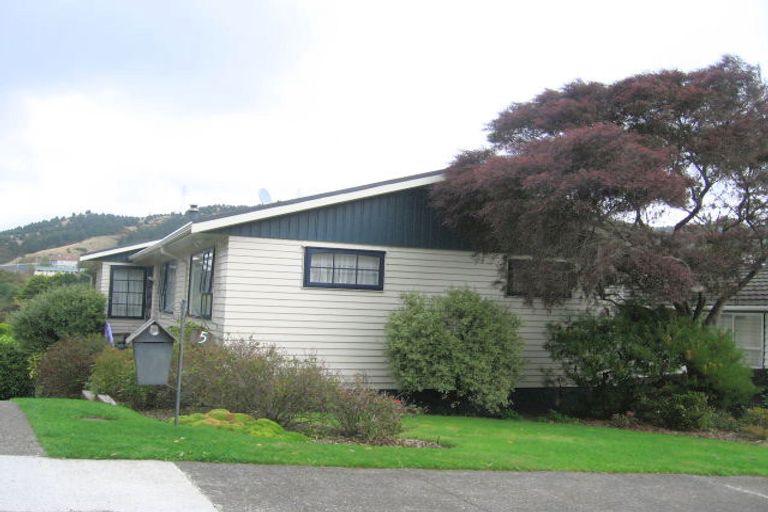 Photo of property in 5 Zande Terrace, Tawa, Wellington, 5028