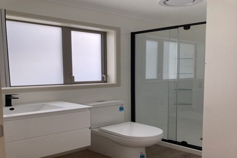 Photo of property in 4 Miles Crescent, Newlands, Wellington, 6037