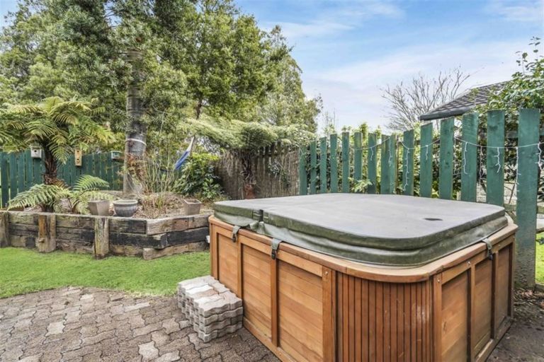 Photo of property in 16 Knightsbridge Place, Dinsdale, Hamilton, 3204