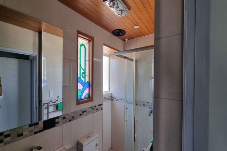 Photo of property in 28 Ellesmere Crescent, Pakuranga Heights, Auckland, 2010