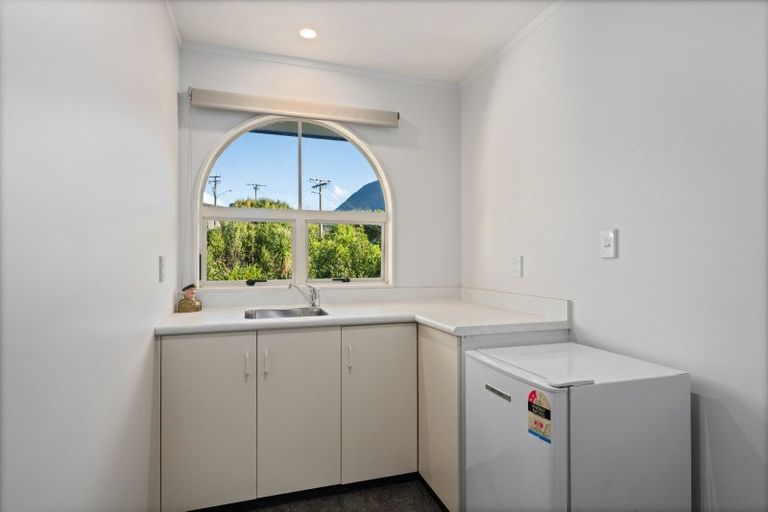 Photo of property in 37 Waikawa Road, Picton, 7220