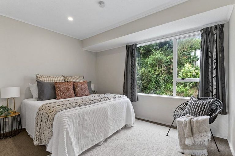 Photo of property in 12 Evesham Place, Newlands, Wellington, 6037