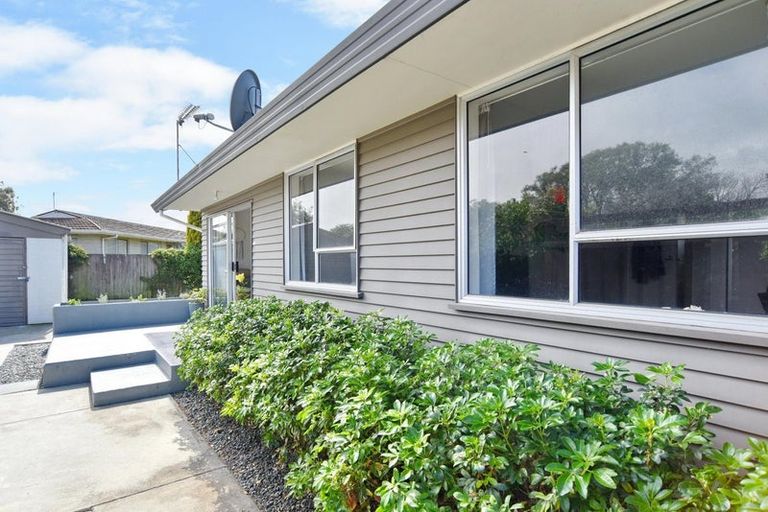 Photo of property in 2/90 Queenspark Drive, Parklands, Christchurch, 8083