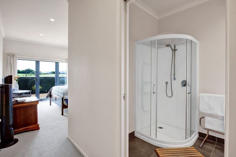 Photo of property in 630 South Road, Omata, New Plymouth, 4374