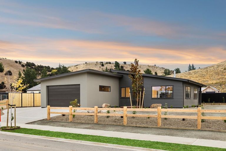 Photo of property in 6 Lake Mckay Drive, Luggate, 9382