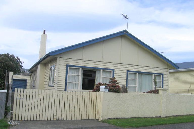 Photo of property in 22 Cambridge Street, Tawa, Wellington, 5028