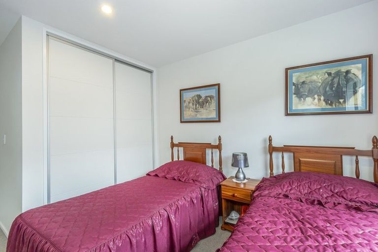 Photo of property in 2/5 Hadlow Place, Burnside, Christchurch, 8041