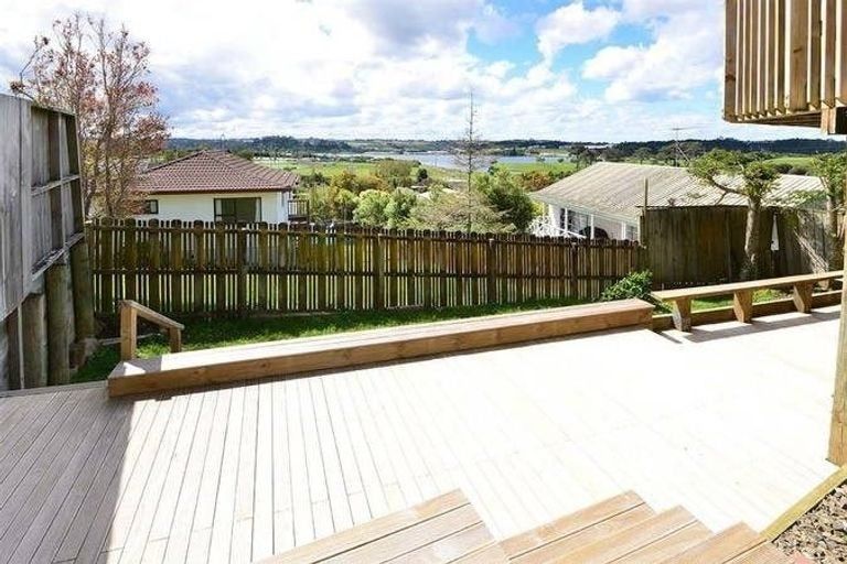 Photo of property in 1/21 Jumento Place, Unsworth Heights, Auckland, 0632