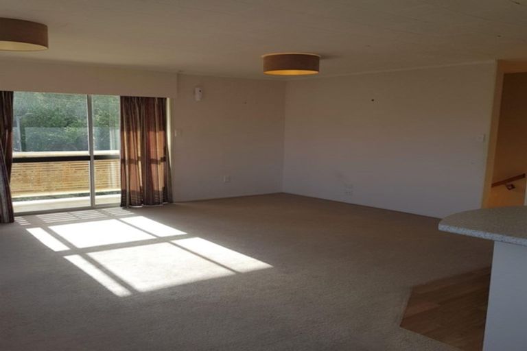 Photo of property in 8 Curlew Place, One Tree Point, 0118