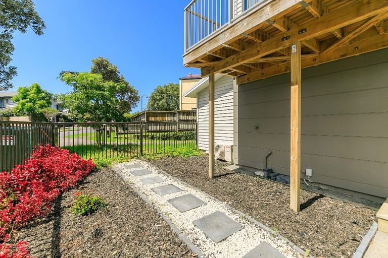 Photo of property in 3/5 John Jennings Drive, Oteha, Auckland, 0632