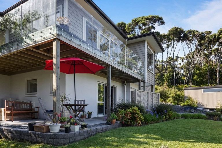 Photo of property in 127 Whangaparaoa Road, Red Beach, 0932