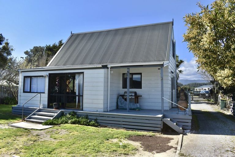 Photo of property in 4 Mavis Avenue, Waikawa Beach, Levin, 5573