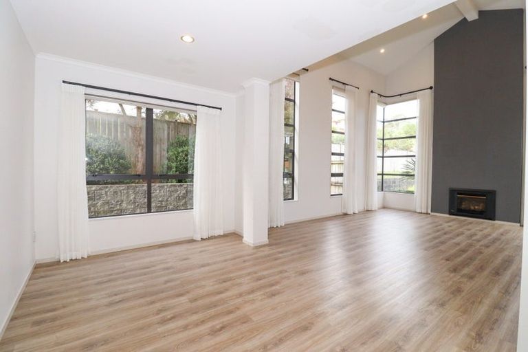 Photo of property in 16 Kinmont Rise, East Tamaki Heights, Auckland, 2016