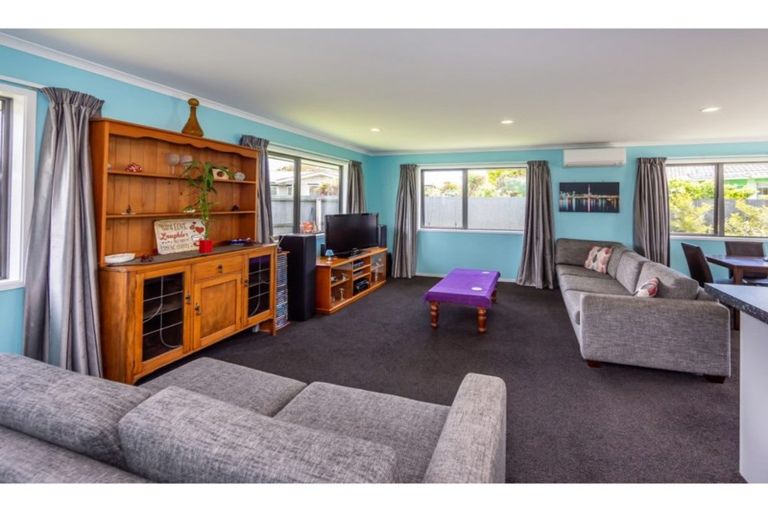 Photo of property in 8 Carteret Place, Aranui, Christchurch, 8061