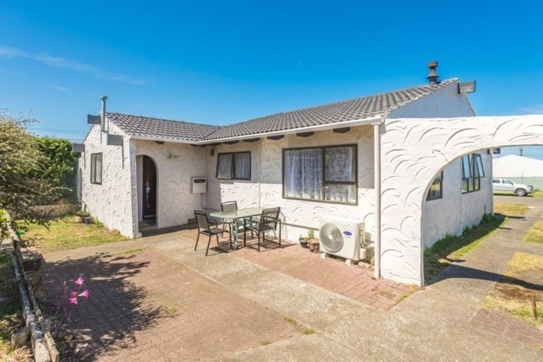 Photo of property in 104 Hinau Street, Castlecliff, Whanganui, 4501