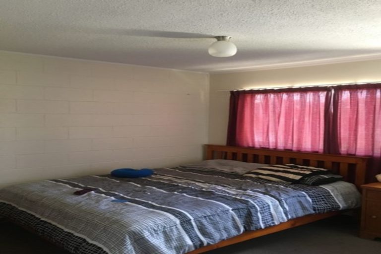 Photo of property in 2/495 Glenfield Road, Glenfield, Auckland, 0629