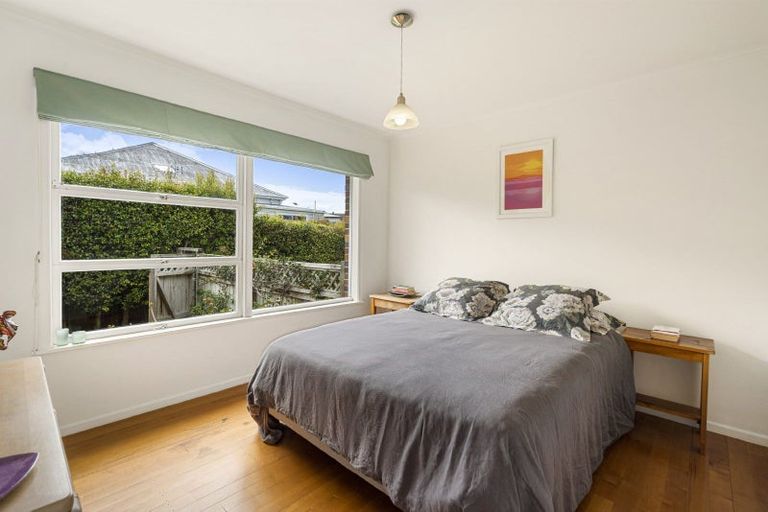 Photo of property in 2/2b Grove Road, Narrow Neck, Auckland, 0624